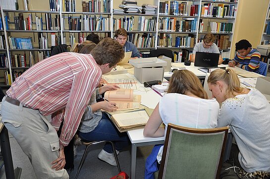 Projektarbeit mit Schülern im Lesesaal.