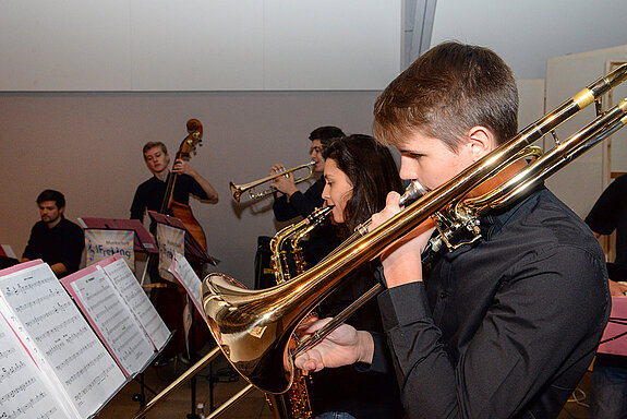 Die tolle Musikschul Band (DTMB) um Stephan Treutter sorgte für musikalisch gute Stimmung. (Foto: Stadt Freising)