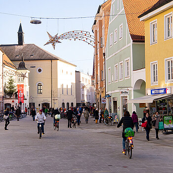 Die gesamte Straßenbreite gehört nun allen Verkehrsteilnehmer*innen und es gilt Schrittgeschwindigkeit - und gegenseitige Rücksichtnahme. (Foto: Stadt Freising)