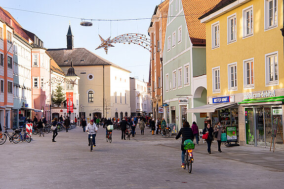 Die gesamte Straßenbreite gehört nun allen Verkehrsteilnehmer*innen und es gilt Schrittgeschwindigkeit - und gegenseitige Rücksichtnahme. (Foto: Stadt Freising)