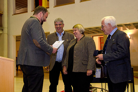 OB Tobias Eschenbacher verleiht die Partnerschaftsmedaille in Bronze an Claudia und Thomas Leitner, auch Dieter Thalhammer gratuliert (v.l.) Foto: Stadt Freising