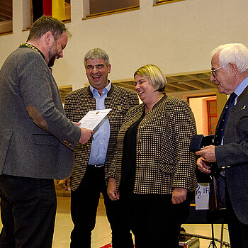 OB Tobias Eschenbacher verleiht die Partnerschaftsmedaille in Bronze an Claudia und Thomas Leitner, auch Dieter Thalhammer gratuliert (v.l.) Foto: Stadt Freising