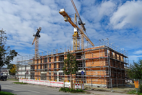 Sichtbare Fortschritte: Anfang Oktober 2020 hat das Gebäude an derKtaharina-Mair-Straße schon sichtbar Gestalt angenommen. (Foto: Stadt Freising)