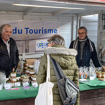 Korbiniansmarkt rund um den Roider-Jackl- Brunnen - der Verkaufsstand von Arpajon. (Foto: Stadt Freising)