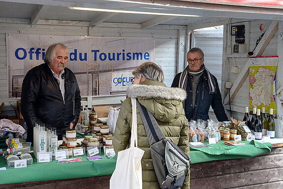 Korbiniansmarkt rund um den Roider-Jackl- Brunnen - der Verkaufsstand von Arpajon. (Foto: Stadt Freising)