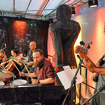 Multitalent Stephan Treutter (Mitte) bedient nicht nur die Drums, sondern führt auch durch den Konzertabend. (Foto: Stadt Freising)  