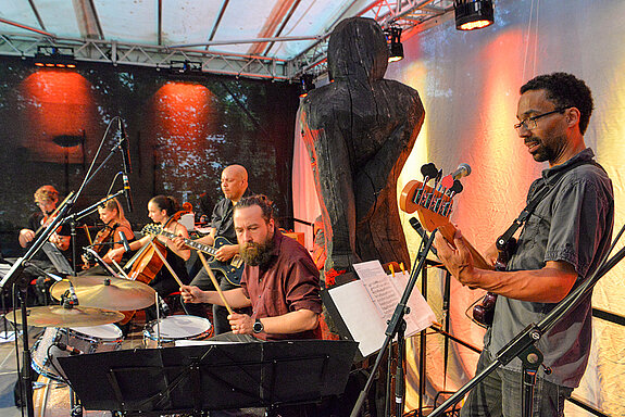 Multitalent Stephan Treutter (Mitte) bedient nicht nur die Drums, sondern führt auch durch den Konzertabend. (Foto: Stadt Freising)  