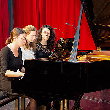 Die Geschwister Leonie (links) und Valerie Bulenda intonieren vierhändig am Klavier zwei Sätzen aus Brahms „Ungarische Tänze“.