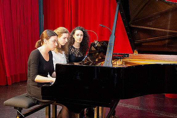 Die Geschwister Leonie (links) und Valerie Bulenda intonieren vierhändig am Klavier zwei Sätzen aus Brahms „Ungarische Tänze“.