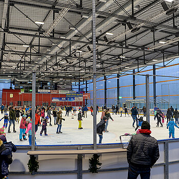 Blick auf die Eisfläche der Weihenstephan Arena. (Foto: ski)