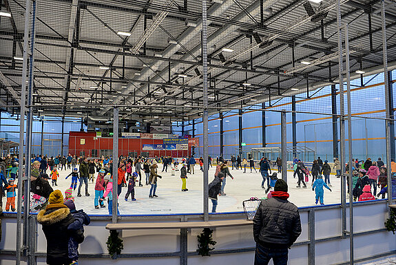 Blick auf die Eisfläche der Weihenstephan Arena. (Foto: Stadt Freising)