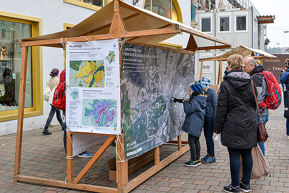 Eindrücke vom Informationsstand am Wochenmarkt Freising im November 2021 zum Klimaanpassungskonzept. (Foto: Stadt Freising)