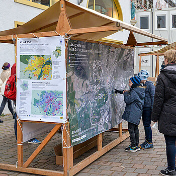 Eindrücke vom Informationsstand am Wochenmarkt Freising im November 2021 zum Klimaanpassungskonzept. (Foto: Stadt Freising)