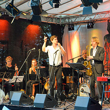 Großartige Gesangs-Performance von Maximilian Höcherl. (Foto: Stadt Freising) 