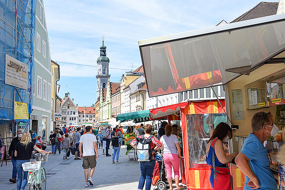 Blick auf den Wochenmarkt Freising mit der St. Georgskirche im Hintergrund. (Foto: Stadt Freising)