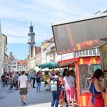 Blick auf den Wochenmarkt Freising mit der St. Georgskirche im Hintergrund. (Foto: Stadt Freising)