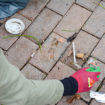 Bei größeren Müllmengen wird aber auch gerne mit Arbeitshandschuhen angepackt. (Foto: Stadt Freising)