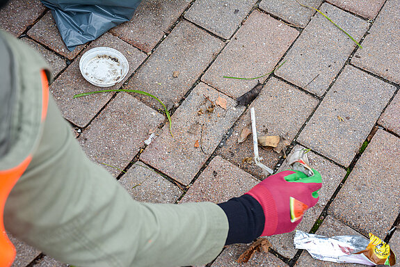 Bei größeren Müllmengen wird aber auch gerne mit Arbeitshandschuhen angepackt. (Foto: Stadt Freising)