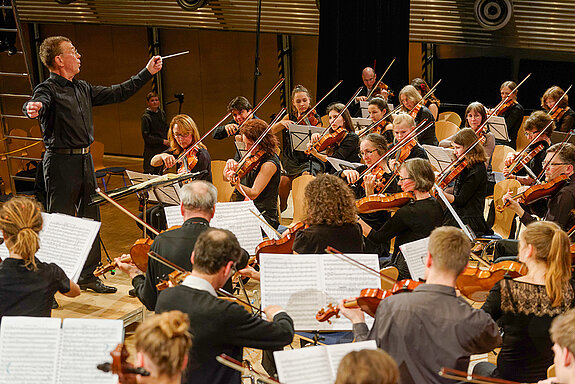 Ehre, wem Ehre gebührt: Im Jahr 2011 wurde dem musikschuleigenen symphonischen Orchester vom Stadtrat der Titel „Freisinger Symphonieorchester“ verliehen. 