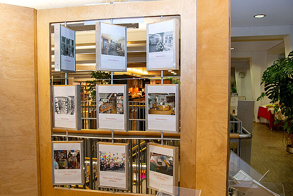 Eine kleine Fotoausstellung präsentiert die vier Standorte der Bibliothek seit ihrer Gründung 1959. (Foto: Stadt Freising)