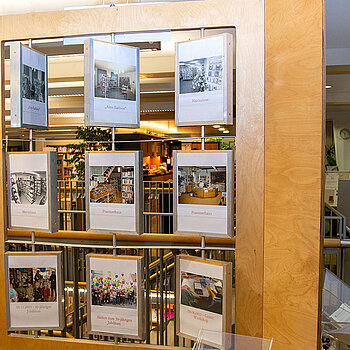 Eine kleine Fotoausstellung präsentiert die vier Standorte der Bibliothek seit ihrer Gründung 1959. (Foto: Stadt Freising)