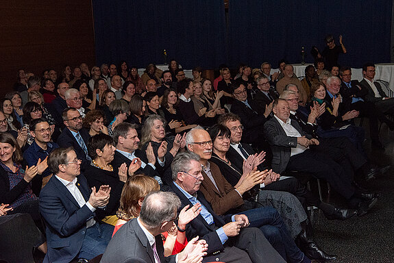 Applaus! Zahlreiche Freund*innen, Kolleg*innen, ehemalige Schüler*innen und Vertreter*innen von Stadtrat und Verwaltung sind bei der Abschiedsfeier zu Gast. 