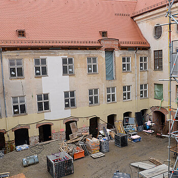 In diesem Jahr sind Erd- und Tiefbauarbeiten im Innenhof des Asamgebäudes , unter anderem auch der Einbau eines Regenrückhaltebeckens, geplant.