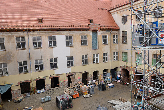 In diesem Jahr sind Erd- und Tiefbauarbeiten im Innenhof des Asamgebäudes , unter anderem auch der Einbau eines Regenrückhaltebeckens, geplant.