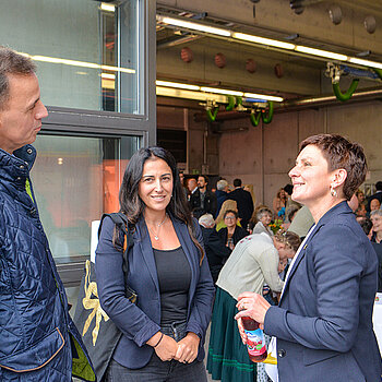 Herzlich willkommen: Kulturreferentin Susanne Günther (rechts) und Feride Niedermeier, die den erkrankten Gastreferenten vertrat. 