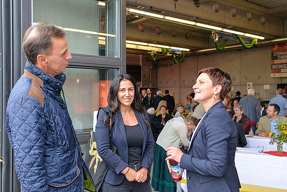 Herzlich willkommen: Kulturreferentin Susanne Günther (rechts) und Feride Niedermeier, die den erkrankten Gastreferenten vertrat. 