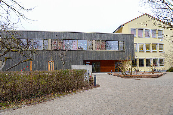 Lichtdurchfluteter Holzbau: Die Erweiterung der Grundschule St. Lantbert ermöglicht den Ganztagesbetrieb für zwei Klassen. (Foto: Stadt Freising)