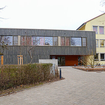 Lichtdurchfluteter Holzbau: Die Erweiterung der Grundschule St. Lantbert ermöglicht den Ganztagesbetrieb für zwei Klassen. (Foto: Stadt Freising)