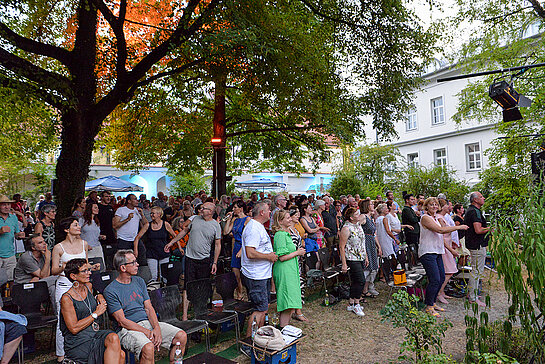 Das Publikum hält es angesichts der mitreißenden Interpretationen jedenfalls nicht lange auf den Stühlen. (Foto: Stadt Freising)