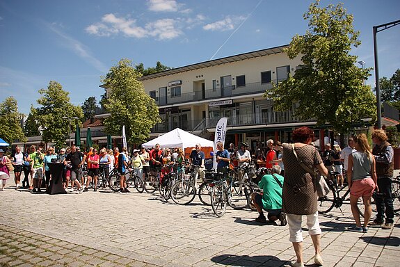 Die Auftakttour des STADTRADELN 2017 führte in die Gemeinde Neufahrn. Zahlreiche Radlerinnen und Radler hatten sich auf den Weg gemacht Kilometer für eine bessere Radverkehrsförderung zu sammeln.