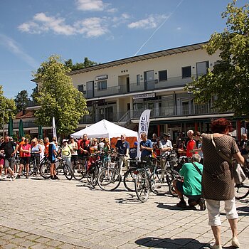 Die Auftakttour des STADTRADELN 2017 führte in die Gemeinde Neufahrn. Zahlreiche Radlerinnen und Radler hatten sich auf den Weg gemacht Kilometer für eine bessere Radverkehrsförderung zu sammeln.