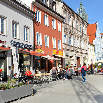 In der Oberen Hauptstraße bietet die niveaugleiche Pflasterung mehr  Platz zum Flanieren. (Foto: Stadt Freising) 