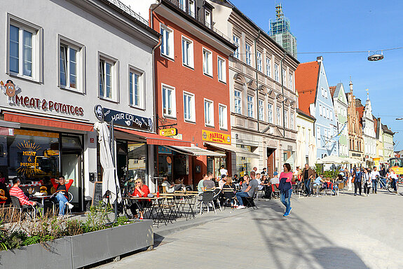 In der Oberen Hauptstraße bietet die niveaugleiche Pflasterung mehr  Platz zum Flanieren. (Foto: Stadt Freising) 