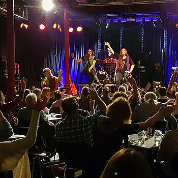 Die Clubatmosphäre sorgt für Nähe zwischen Publikum und Künstler*innen. (Foto: Stadt Freising)