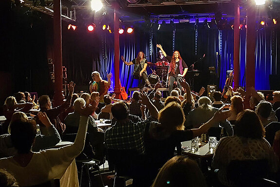 Die Clubatmosphäre sorgt für Nähe zwischen Publikum und Künstler*innen. (Foto: Stadt Freising)