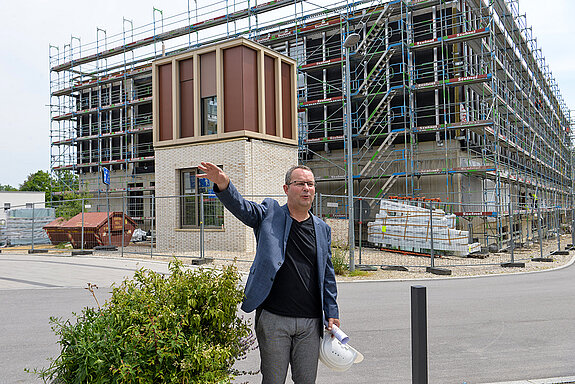 Architekt Arnd Rudolph vor dem Mock-up - ein detailgenauer Nachbau der künftigen Fassade. (Foto: Stadt Freising)