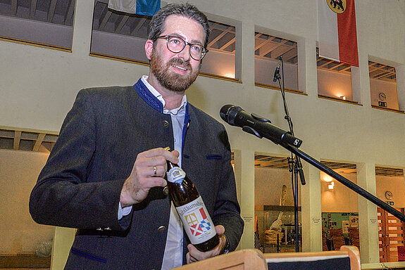 Tobias Zollo,Technischer Leiter der Staatsbrauerei Weihenstephan, stellt das Jubiläumsbier vor.