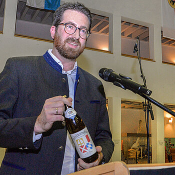 Tobias Zollo,Technischer Leiter der Staatsbrauerei Weihenstephan, stellt das Jubiläumsbier vor.