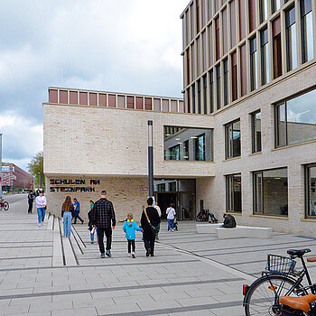 Modernste pädagogische Standards und zugleich eine Wohlfühlatmosphäre bieten die Schulen am SteinPark. (Foto: Stadt Freising)