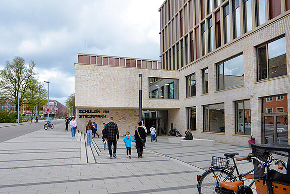 Modernste pädagogische Standards und zugleich eine Wohlfühlatmosphäre bieten die Schulen am SteinPark. (Foto: Stadt Freising)