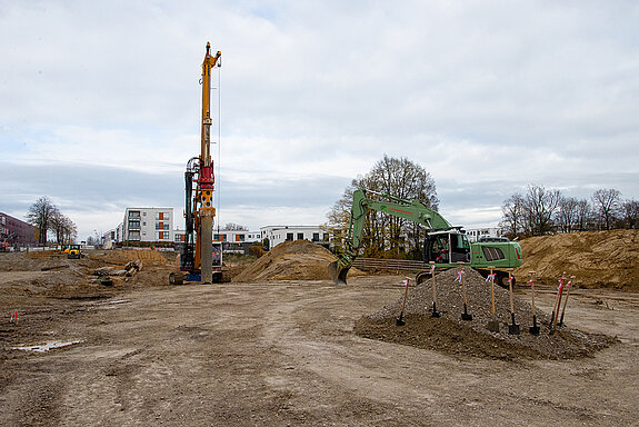 Blick auf das Baufeld Richtung Norden mit Bohrgerät und Bagger. (Foto: Stadt Freising)