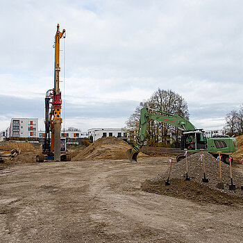 Blick auf das Baufeld Richtung Norden mit Bohrgerät und Bagger. (Foto: Stadt Freising)