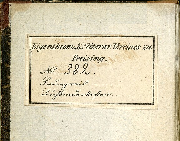 Exlibris des Vereins am vorderen Buchspiegel des Titels mit der Nr. 382 („Der Tannhäuser. Eine Künstlergeschichte“, 1. Band, von Friedrich Wilhelm Hackländer, 1860).