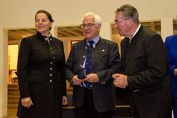 Verleihung der Partnerschaftsmedaille in Bronze an Ulrike Steiner, worüber sich auch Dieter Thalhammer und Hubert Hier herzlich freuen (v.l.) Foto: Stadt Freising