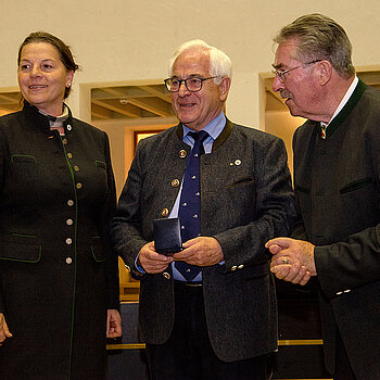 Verleihung der Partnerschaftsmedaille in Bronze an Ulrike Steiner, worüber sich auch Dieter Thalhammer und Hubert Hier herzlich freuen (v.l.) Foto: Stadt Freising