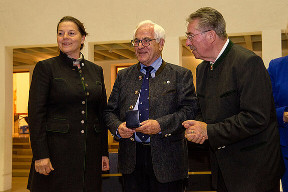 Verleihung der Partnerschaftsmedaille in Bronze an Ulrike Steiner, worüber sich auch Dieter Thalhammer und Hubert Hier herzlich freuen (v.l.) Foto: Stadt Freising